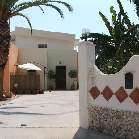 Residence Cuba Alloggi Per Turismo Fontane Bianche Exteriér fotografie
